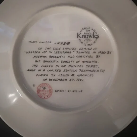 Vintage Norman Rockwell 8" Christmas 1981 "Wrapped Up In Christmas" Plate - Picture 2 of 5